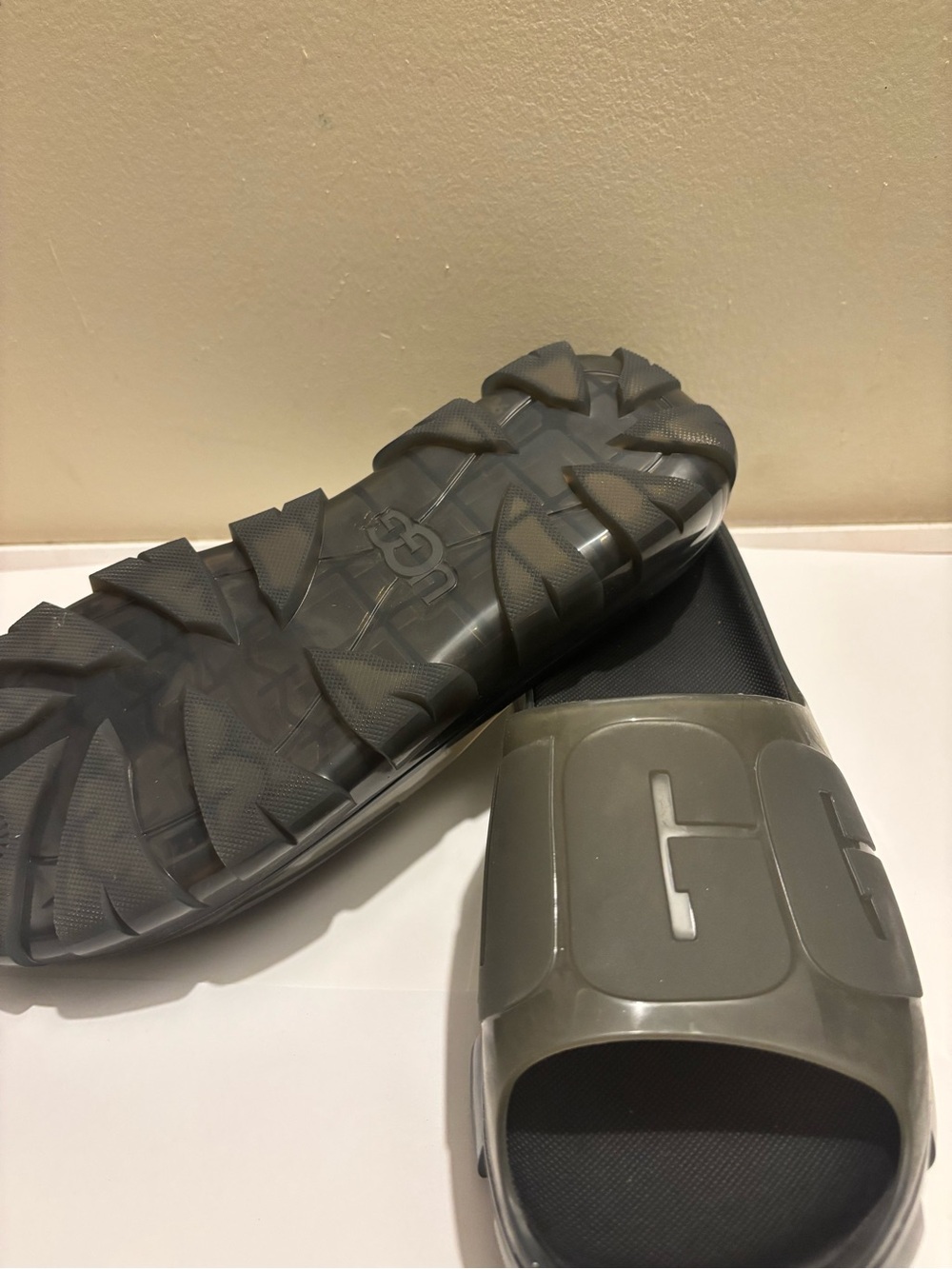 Women’s Ugg slides - Picture 3 of 4